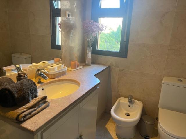 Besthomestay- Lisbon- Garden, Pool & Garage Apartment *