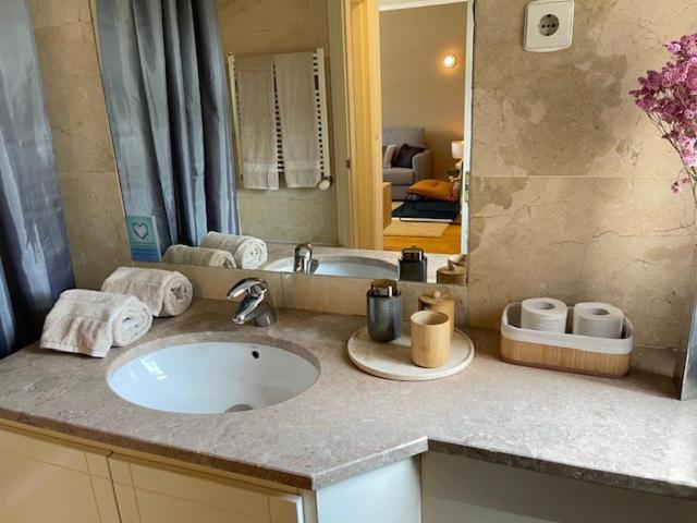 Besthomestay- Lisbon- Garden, Pool & Garage Apartment *